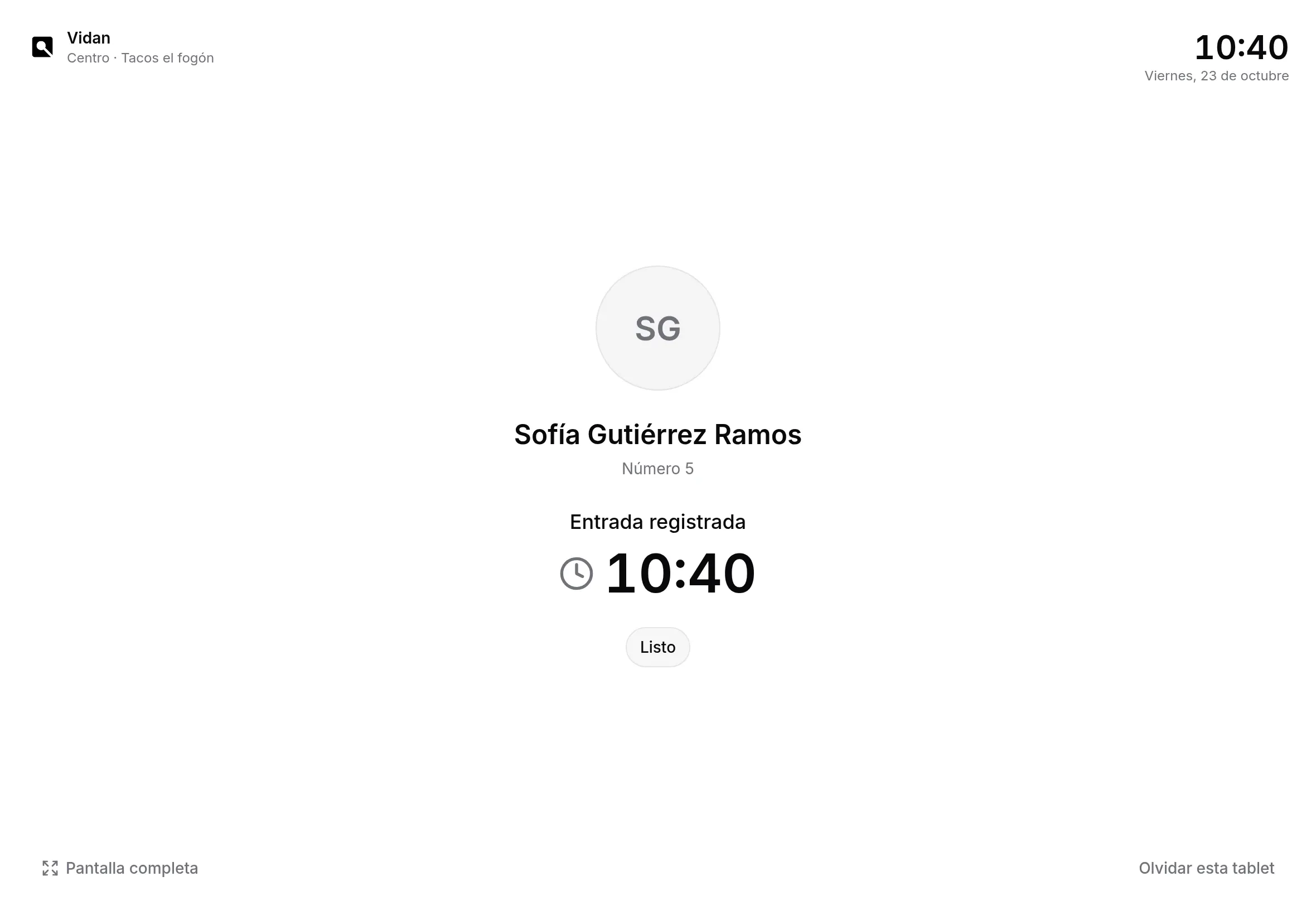 Kiosko de Vidan en una tablet confirmando la entrada de una empleada a las 10:40.